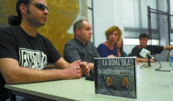 Presentación. Belén Sierra y Patxi Presa, con miembros de los grupos La Bona Dea y Calle Beat.