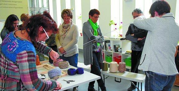 Hariak aukeratu, matazatan harilkatu eta bastidorean lanean jarri dira Ezkio-Itsasoko 11 emakume ikastaroaren lehen egunean. 