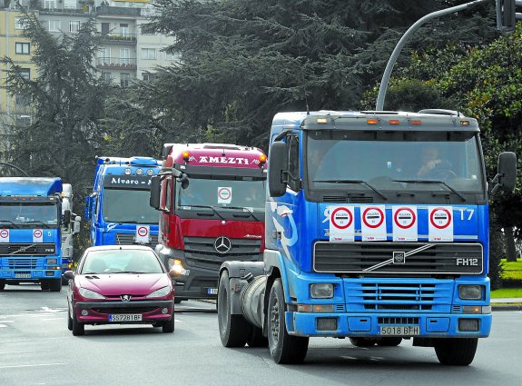 La propuesta de la Diputación de cobrar a los camiones provocó en diciembre de 2013 una caravana de protesta.
