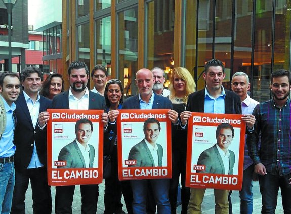 Miembros de Ciudadanos, con carteles de su líder, Albert Rivera. 