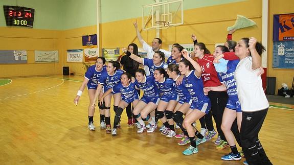 Las jugadoras del Bera Bera celebran la victoria y la Liga. 