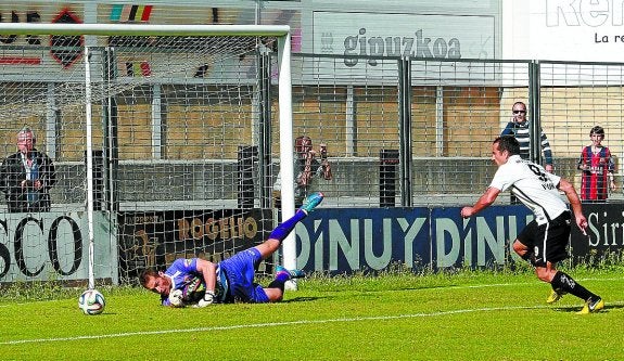 Momento en el que Pagola, guardameta del Tudelano, detiene el penalti a Eneko Romo. 