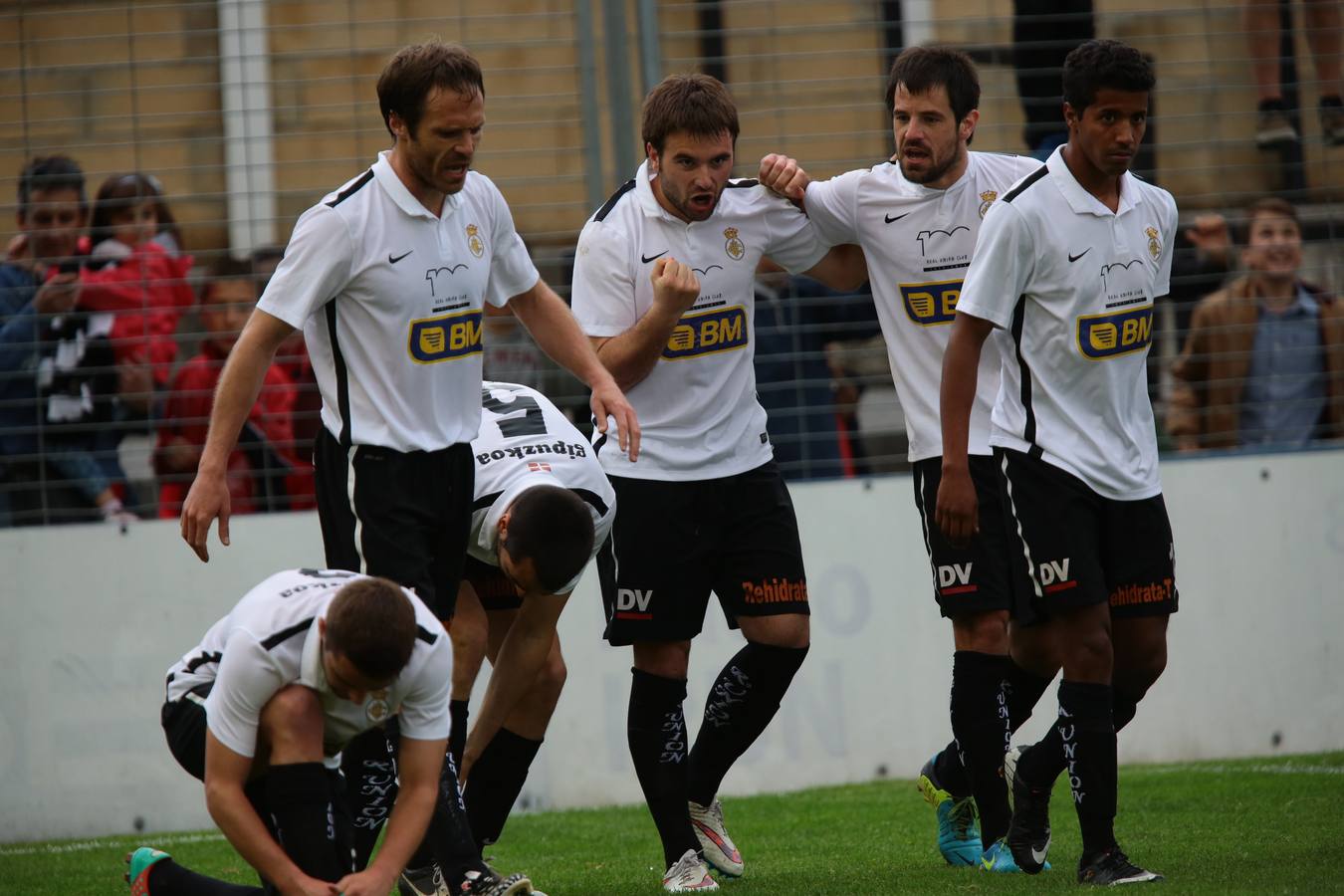 Los jugadores del Real Unión celebran un gol en Gal. 