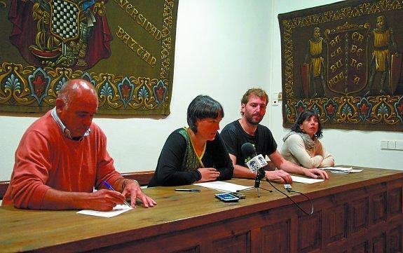 Goñi, Elizegi, Ortega y Meoki, ayer en el ayuntamiento de Baztan. 
