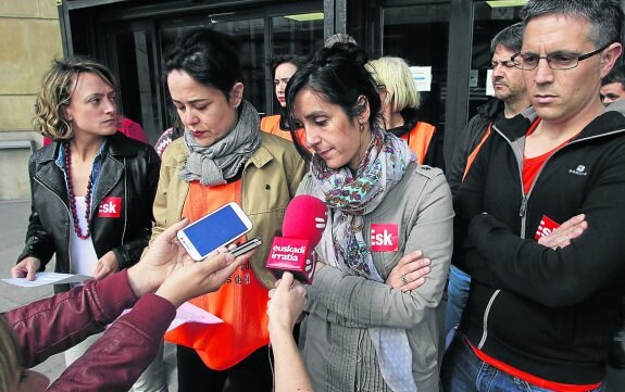 Trabajadores de Radio Euskadi celebraron ayer una asamblea para anunciar la huelga. 