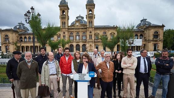 Los candidatos y dirigentes del PP vasco en Alderdi Eder.