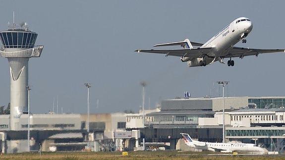 Un avión despega del aeropuerto de Burdeos.