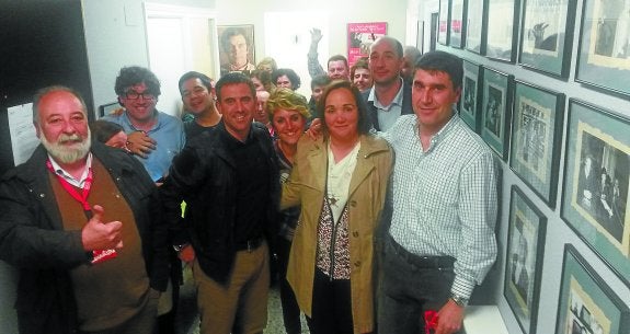 Los socialistas celebraron en la Casa del Pueblo, con gran alegría, el triunfo conseguido en las elecciones municipales, que les lleva a mantener la alcaldía. 