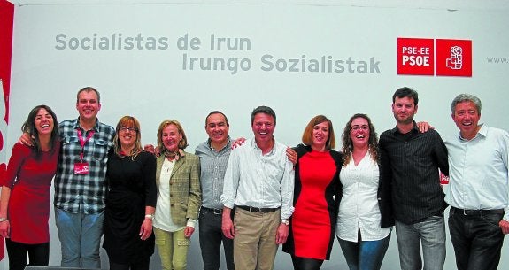 Los recién elegidos concejales del PSE-EE y el alcalde en funciones, José Antonio Santano, celebraron la noche electoral en la sede de su partido. 