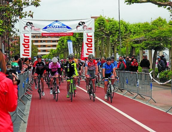 La prueba Loinaz pasando por el vial adoquinado. 