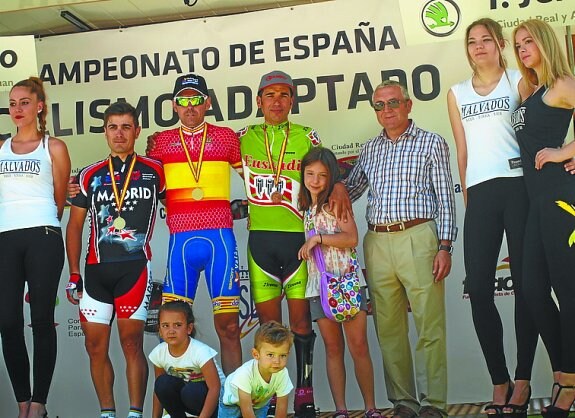 El ciclista de Olaberria en el podio. 