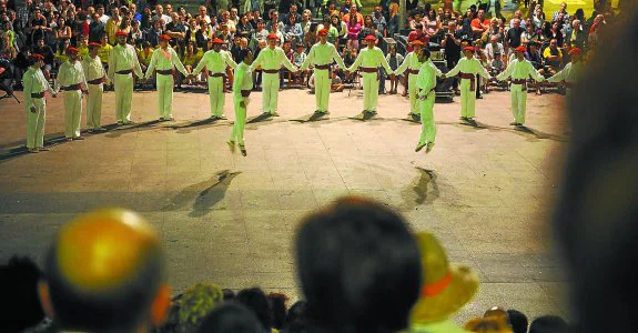 Soka-dantza. Este baile está presente en Eibar en varias fiestas, entre ellas en las de San Juan.