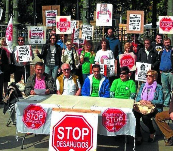 Concentración de la plataforma Stop Desahucios Gipuzkoa y afectados, ayer en Donostia. 