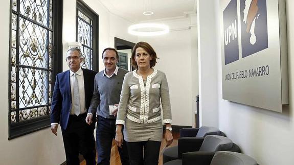 La presidenta del Gobierno de Navarra y de UPN, Yolanda barcina (d), junto a los candidatos a la Presidencia y al Ayuntamiento, Javier Esparza (c) Enrique Maya (i). 