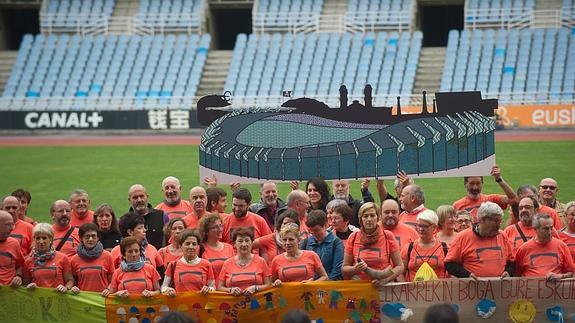 La rueda de prensa de Gure Esku Dago en el estadio de Anoeta.