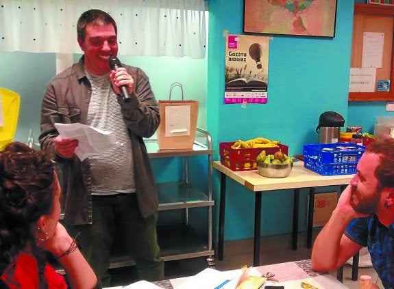 Iñigo Legorburuk botatako bertsoek giroa animatu zuten.