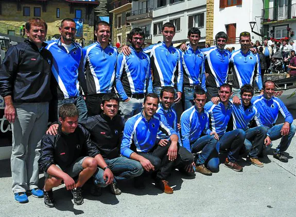 Remeros de la Donostiarra posan sonrientes en el muelle. 