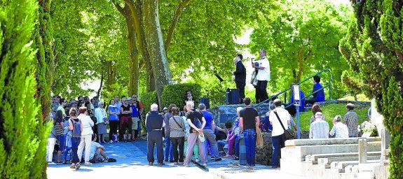 Lizarralde eta Muñoa bertsolariak bi musikarirekin jardun ziren. 