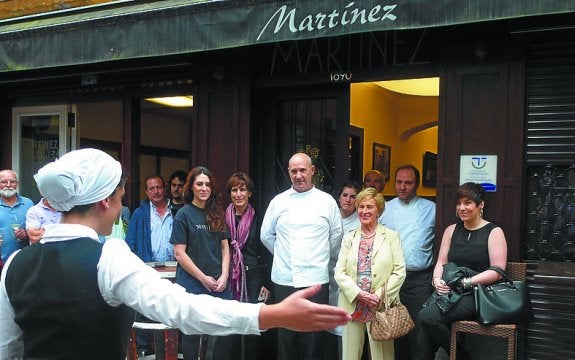 El Ayuntamiento hizo entrega de una placa a la matriarca, Conchita Telleria. 