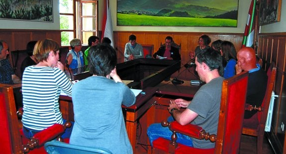 Datozen lau urteetarako Udal Gobernu berria osatutzat eman zuten atzoko udalbatza plenoan eta Xabier Arregi izango da alkatea.
