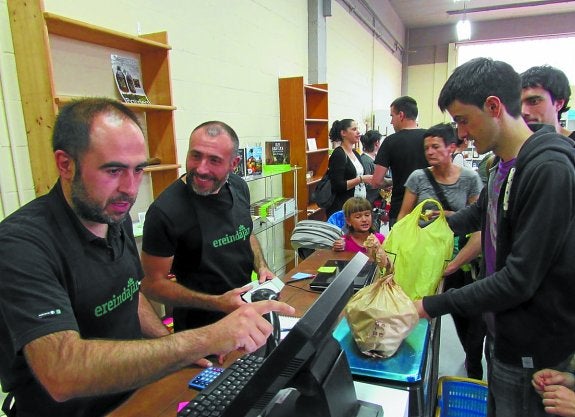 Tenderos. El bergararra Andoni Larrañaga y el arrasatearra Gaizka Andoni atienden el comercio. 