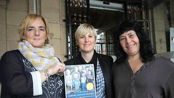 Las representantes de la asociación Chernobil Elkartea, antes de la rueda de prensa en Donostia.