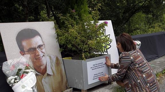 Paqui Hernández, viuda de Eduardo Puelles, durante el homenaje en Arrigorriaga.