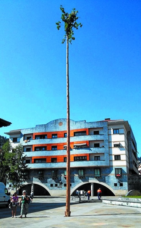 El tradicional árbol de San Juan luce desde ayer en la plaza. 