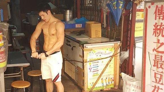 Yi Tin Chen, en su tienda de Taipei.