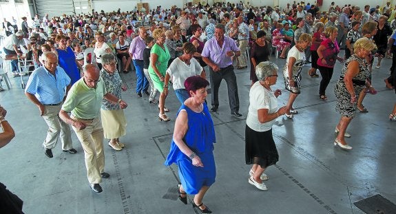 Un clásico. El almuerzo-homenaje a los mayores, con su posterior baile, es una de las referencias sanmarcialeras y nunca falta entre el repertorio de la orquesta que anima la fiesta esa versión de Coyote Dax que pone la pista a ritmo de 'country'.
