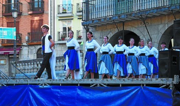 Los dantzaris de Alurr, sobre el escenario en Lekeitio.  