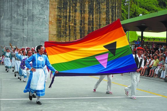 Orgullo gay. Iñudes y artzaias portaron la bandera del arcoíris para cerrar el desfile que animó las calles. 