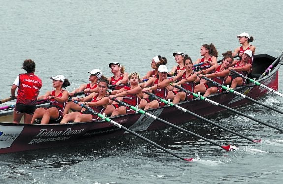 La trainera de Zumaia, en pleno esfuerzo durante la contrarreloj de ayer.