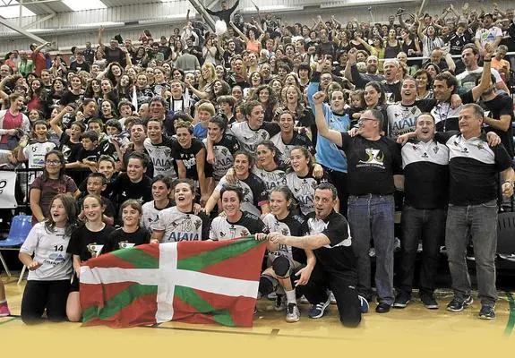 Las jugadoras del Aiala Zarautz celebran el ascenso. 