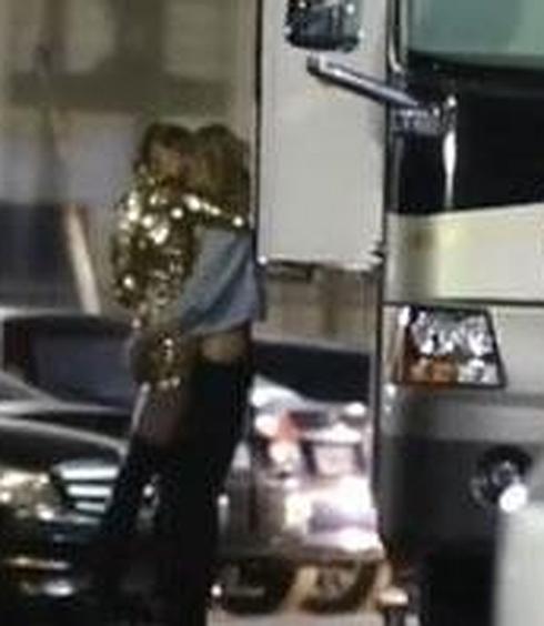 La cantante Miley Cyrus y el ángel de Victoria's Secret Stella Maxwell dan rienda suelta a la pasión tras un camión.  