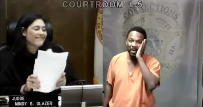 Una juez reconoce a un amigo del instituto en el banquillo: «Me da pena verte aquí»