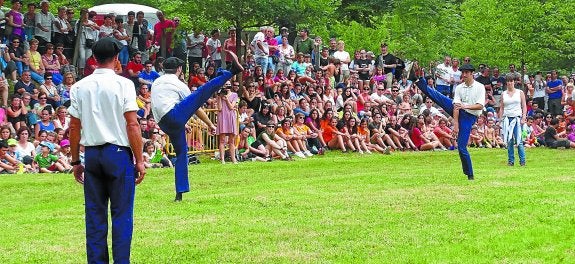 Soka dantza. Los dantzaris de Xamatz que abren y cierran la soka dantza, durante un desafío en presencia de la concejal Maite Agirre. 