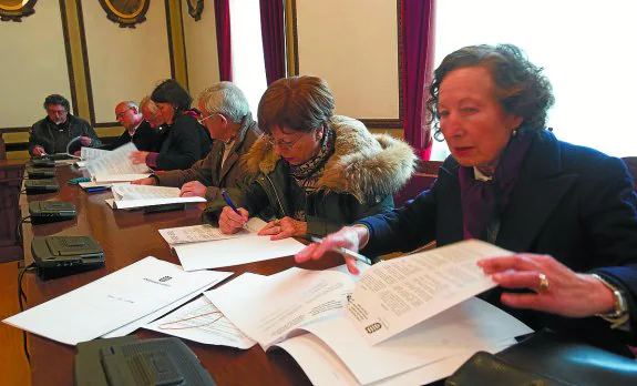 Cooperación. Representantes de ONG en una firma de convenios en el Ayuntamiento. 