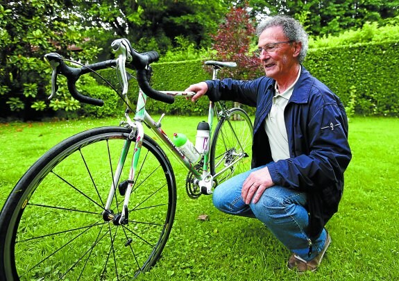 Miguel Mari siempre ha tenido una bici cerca. Las de antes eran diferentes, pero, como dice, todos tienen las mismas y las ventajas las da el motor de los ciclistas.