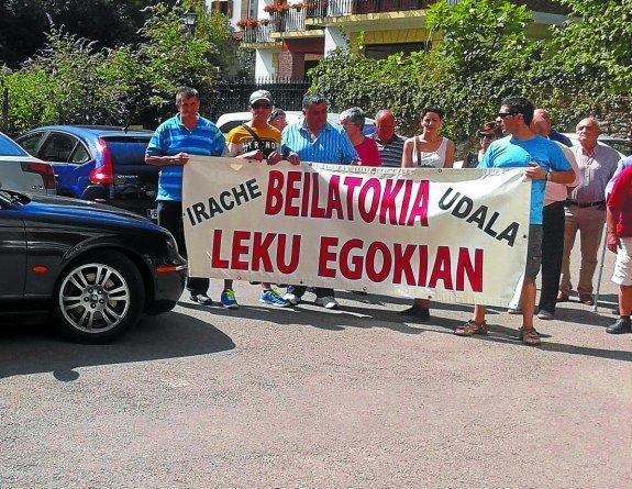 Los vecinos en la Plaza aledaña al velatorio.