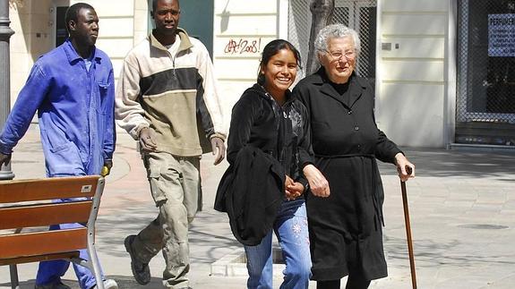 Jatorri latinoamerikarreko langile bat eta zaintzen duen adineko emakumea, Granadan.