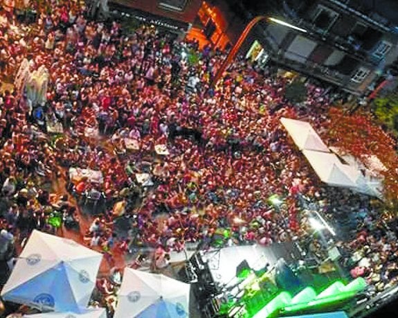 Irala kalea. Masiva presencia de público, que no se ha alcanzado ni en las recientes fiestas de Pentekostes.