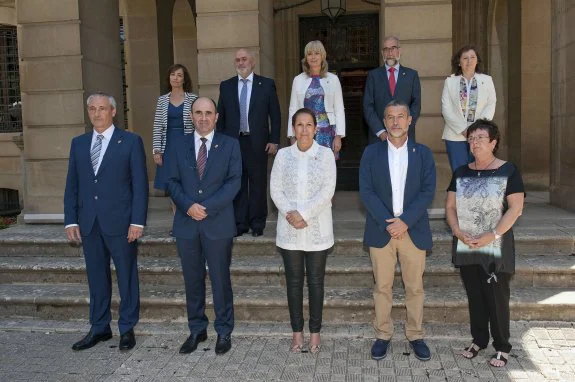 El nuevo equipo de gobierno, después de tomar posesión de sus cargos. 