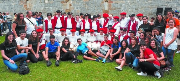 Irrintzi. Miembros del grupo posan junto a la ermita de Antigua el pasado 2 de julio. 