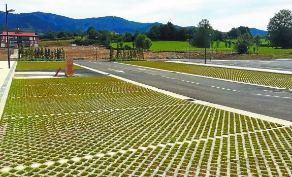 Las 18 plazas del área de estacionamiento de autocaravanas de San Martín tienen el firme verde. 