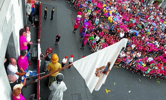 En 2014 los miembros de Azpeitiko Argazki Elkartea se encargarón del txupinazo. 