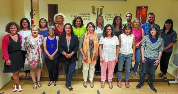 Varios miembros del grupo posan en la sede del Colegio de Psicólogos de Gipuzkoa en San Sebastián.