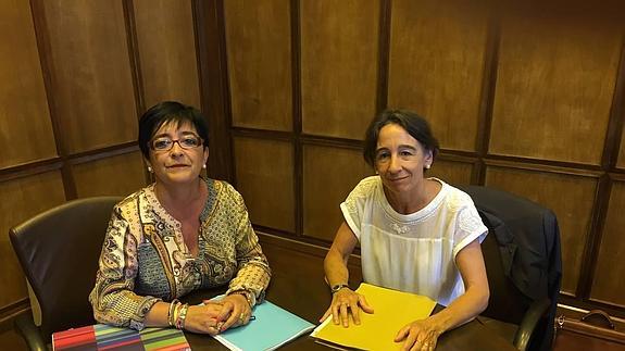 La alcaldesa de Pasaia, Izaskun Gómez, y la diputada foral, Marisol Garmendia, en la reunión que mantuvieron el pasado día 7.