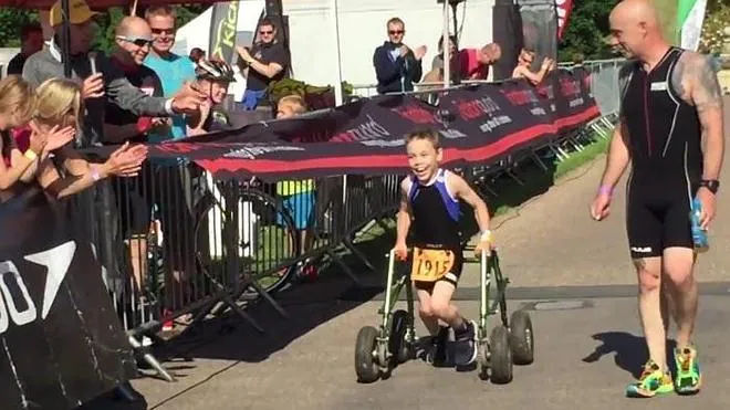 Termina un triatlón con 8 años y parálisis cerebral