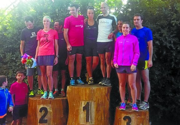 Los tres primeros equipos clasificados en el Alkaiaga Trail. 